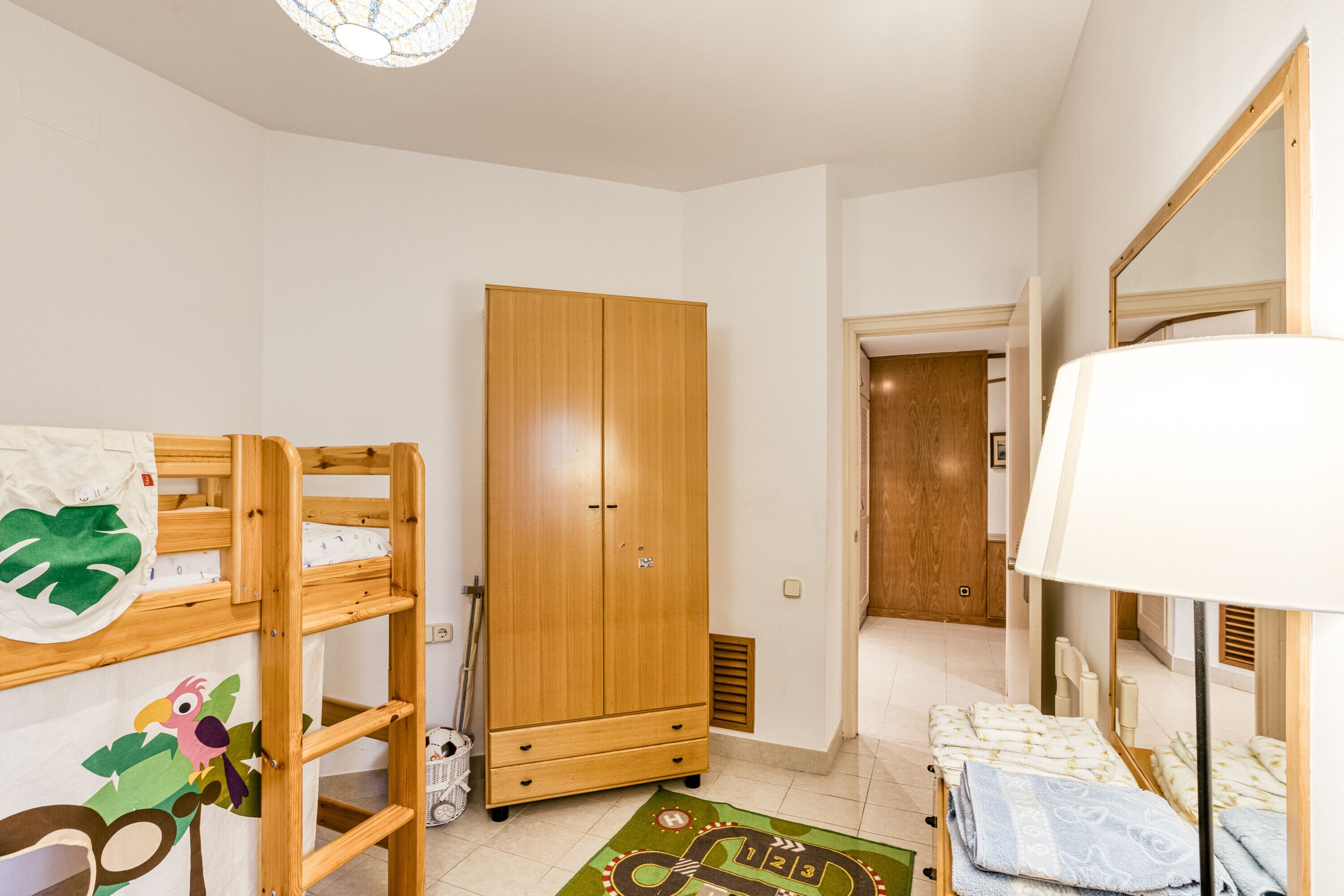 4 slaapkamers, een strijkplank/strijkijzer, gratis wifi, beddengoed