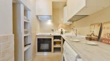 Frigorifero, microonde, forno, piano cottura