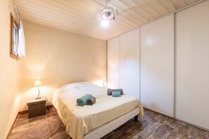 1 slaapkamer, een strijkplank/strijkijzer, gratis wifi, beddengoed