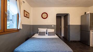 1 slaapkamer, een strijkplank/strijkijzer, gratis wifi, beddengoed