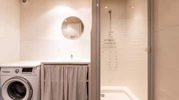 Dusche, kostenlose Toilettenartikel, Haartrockner, Handtücher