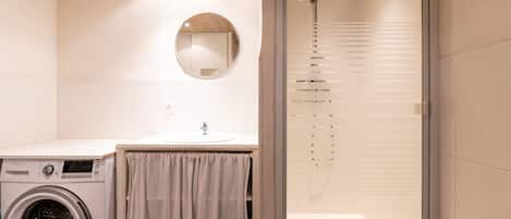 Ducha, artículos de tocador gratuitos, secador de pelo, toallas
