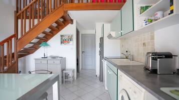 Frigorífico, microondas, horno y placa de cocina