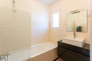 Badewanne, kostenlose Toilettenartikel, Haartrockner, Handtücher