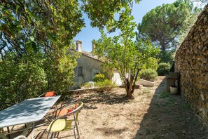 Outdoor dining - Holiday Home "Gîte Lou Barry" with Shared Pool & Wi-Fi (Mirabel-aux-Baronnies)
