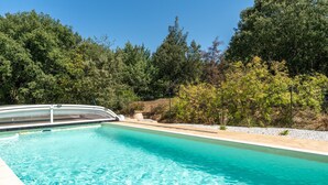 A swimming pool with a glass bridge, surrounded by trees and a clear sky. - Holiday Home "Gîte Lou Barry" with Shared Pool & Wi-Fi (Mirabel-aux-Baronnies)
