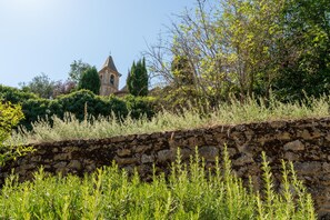Property grounds - Holiday Home "Gîte Lou Barry" with Shared Pool & Wi-Fi (Mirabel-aux-Baronnies)