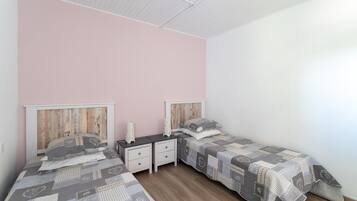 3 slaapkamers, een bureau, een strijkplank/strijkijzer, gratis wifi