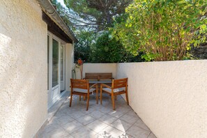 Outdoor dining - Holiday Home "Gîte Lou Barry" with Shared Pool & Wi-Fi (Mirabel-aux-Baronnies)
