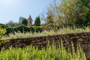 Property grounds - Holiday Home "Gîte Lou Barry" with Shared Pool & Wi-Fi (Mirabel-aux-Baronnies)