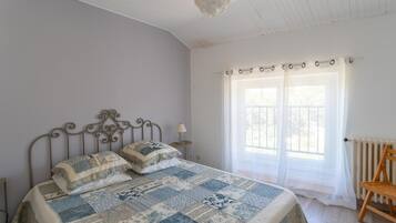 3 bedrooms, desk, iron/ironing board, free WiFi