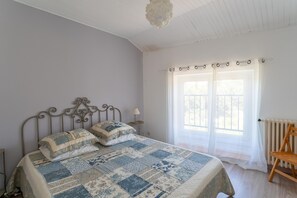 3 slaapkamers, een strijkplank/strijkijzer, gratis wifi, beddengoed