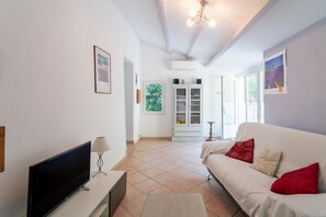 TV - Holiday Home "Gîte Lou Barry" with Shared Pool & Wi-Fi (Mirabel-aux-Baronnies)