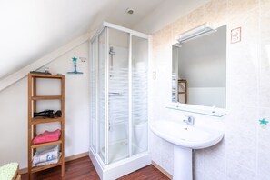 Douche, sèche-cheveux, serviettes fournies