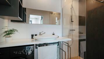 Een douche, een haardroger, handdoeken