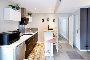 Frigorifero, microonde, forno, piano cottura