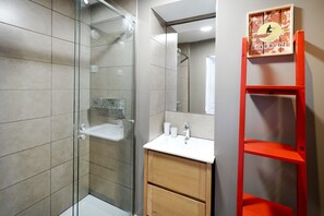 Shower, hair dryer, towels - Holiday Apartment "Escapade Au Pays Basque 2 À 4 Pers" with Balcony, Shared Garden & Wi-Fi (Urrugne)