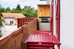 Outdoor dining - Holiday Apartment "Escapade Au Pays Basque 2 À 4 Pers" with Balcony, Shared Garden & Wi-Fi (Urrugne)