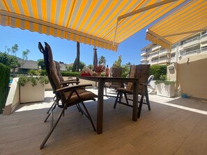 Outdoor dining - Apartment 'Apartamento Cal Albir' with Shared Pool, Wi-Fi and Air Conditioning (l'Alfàs del Pi)