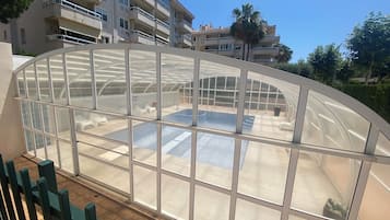 Piscina coperta, una piscina riscaldata
