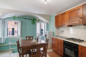 Køleskab, mikrobølgeovn, ovn, kogeplade