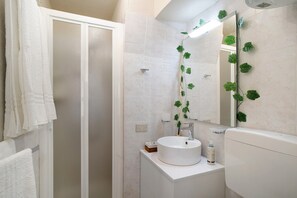 Shower, towels - Holiday Apartment "Casa Della Nonna Teresa" (Bordighera)