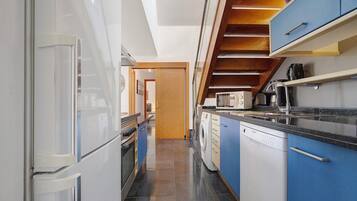 Frigorífico, microondas, horno y placa de cocina