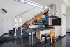 Geladeira, micro-ondas, fogão, cooktop