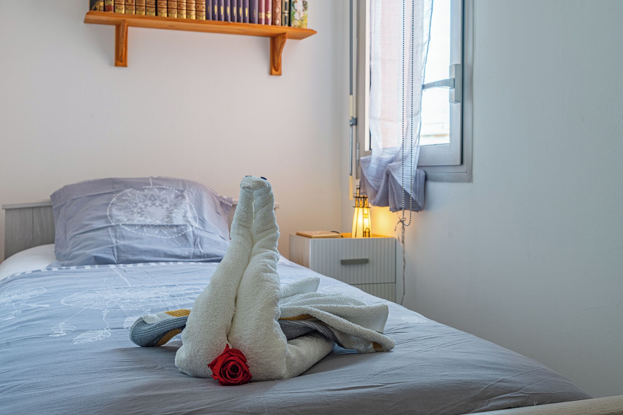 Tabla de planchar con plancha, wifi gratis y ropa de cama 