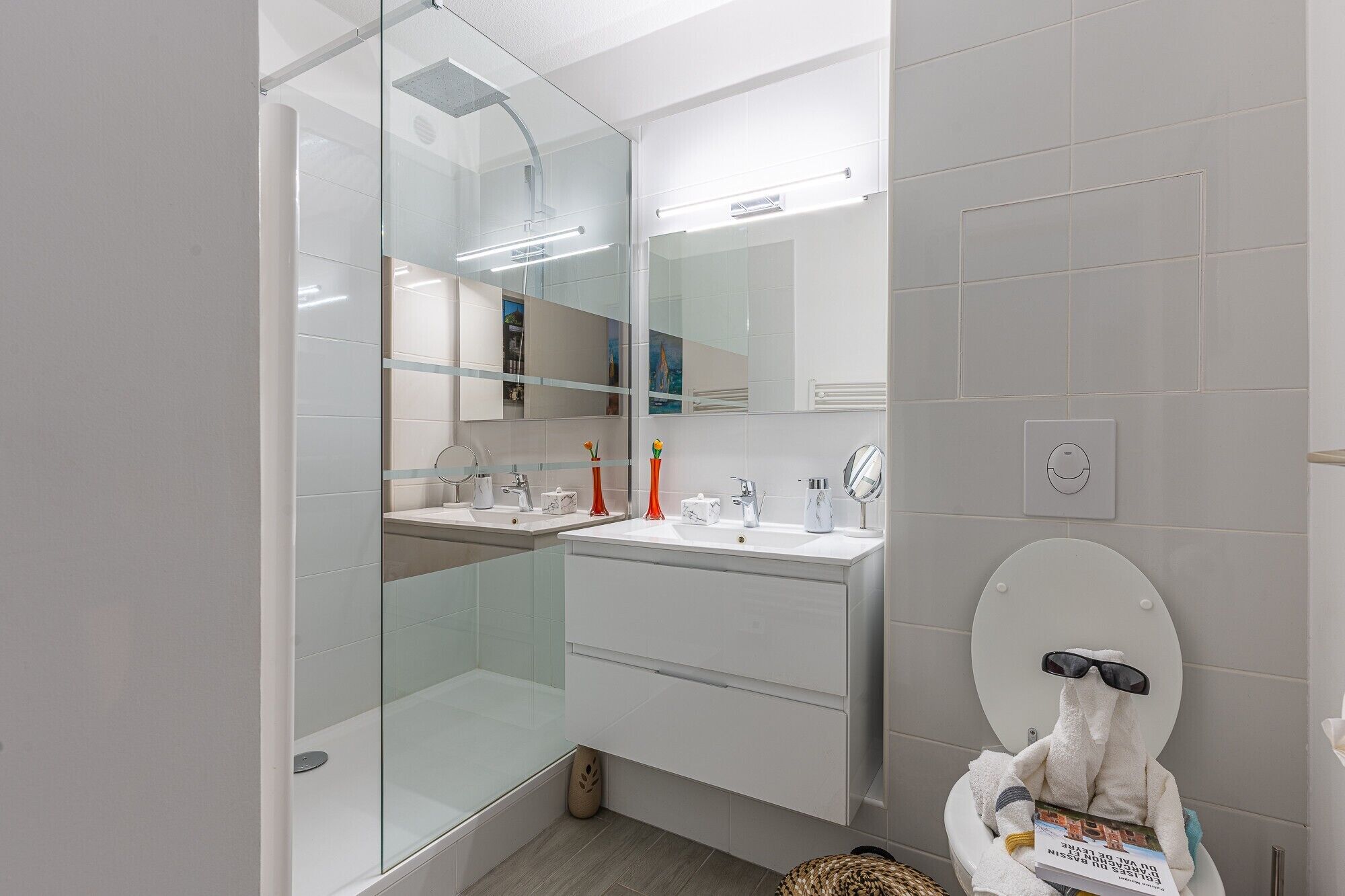 Chuveiro, secador de cabelo, toalhas de banho 