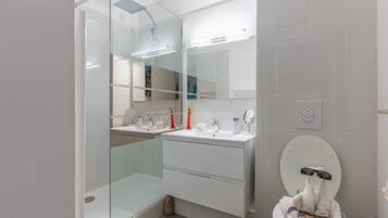 Chuveiro, secador de cabelo, toalhas de banho