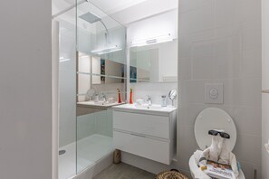 Shower, hair dryer, towels - Studio Apartment 'Cabine Centre Ville' with Wi-Fi (ARCACHON)