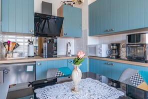 Een koelkast, een magnetron, een oven, een kookplaat