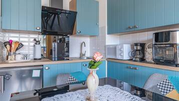 Een koelkast, een magnetron, een oven, een kookplaat