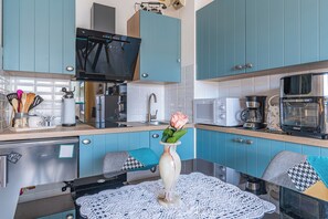 Frigorifero, microonde, forno, piano cottura