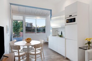 Frigorífico, microondas, horno y placa de cocina