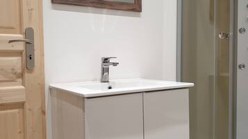 Douche, sèche-cheveux, serviettes fournies