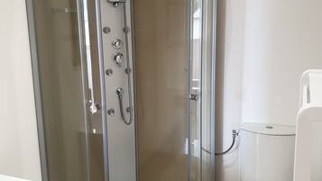 Douche, sĂšche-cheveux, serviettes fournies