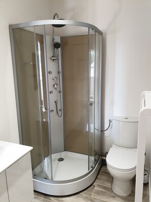 Ducha, secador de pelo, toallas