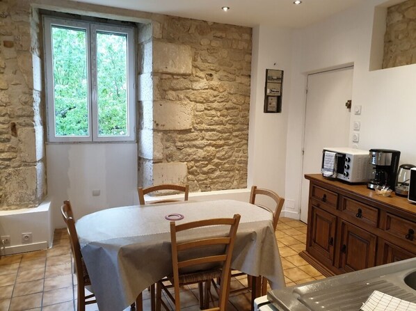 Dining - Studio Apartment "5 - 3 Min Du Futuroscope" with Wi-Fi (Chasseneuil du Poitou)