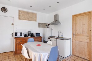 Una cocina compacta con microondas, cafetera y lavaplatos.