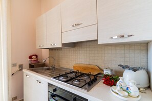 Réfrigérateur, four, plaque de cuisson, cafetière/bouilloire