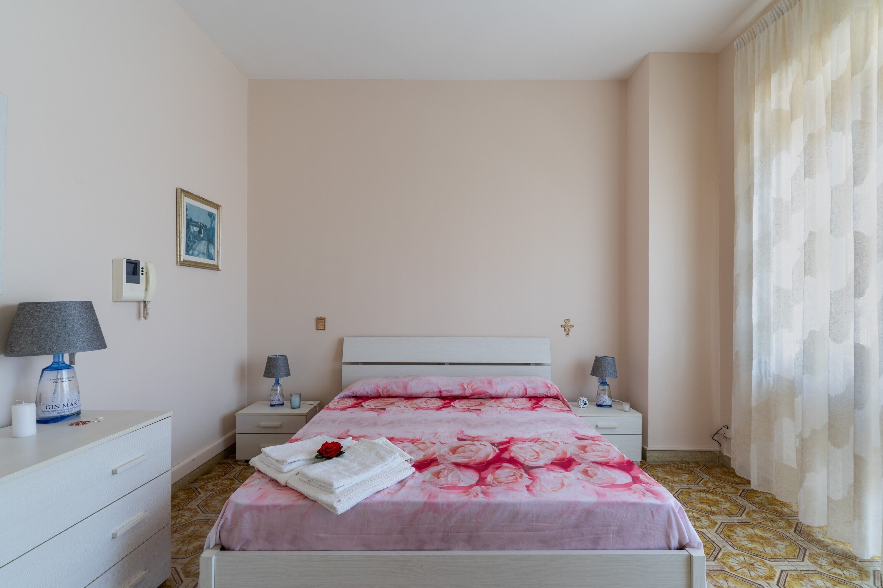 1 habitación, tabla de planchar con plancha, wifi gratis y ropa de cama 