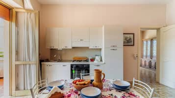 Een koelkast, een oven, een kookplaat, een koffiezetapparaat/waterkoker