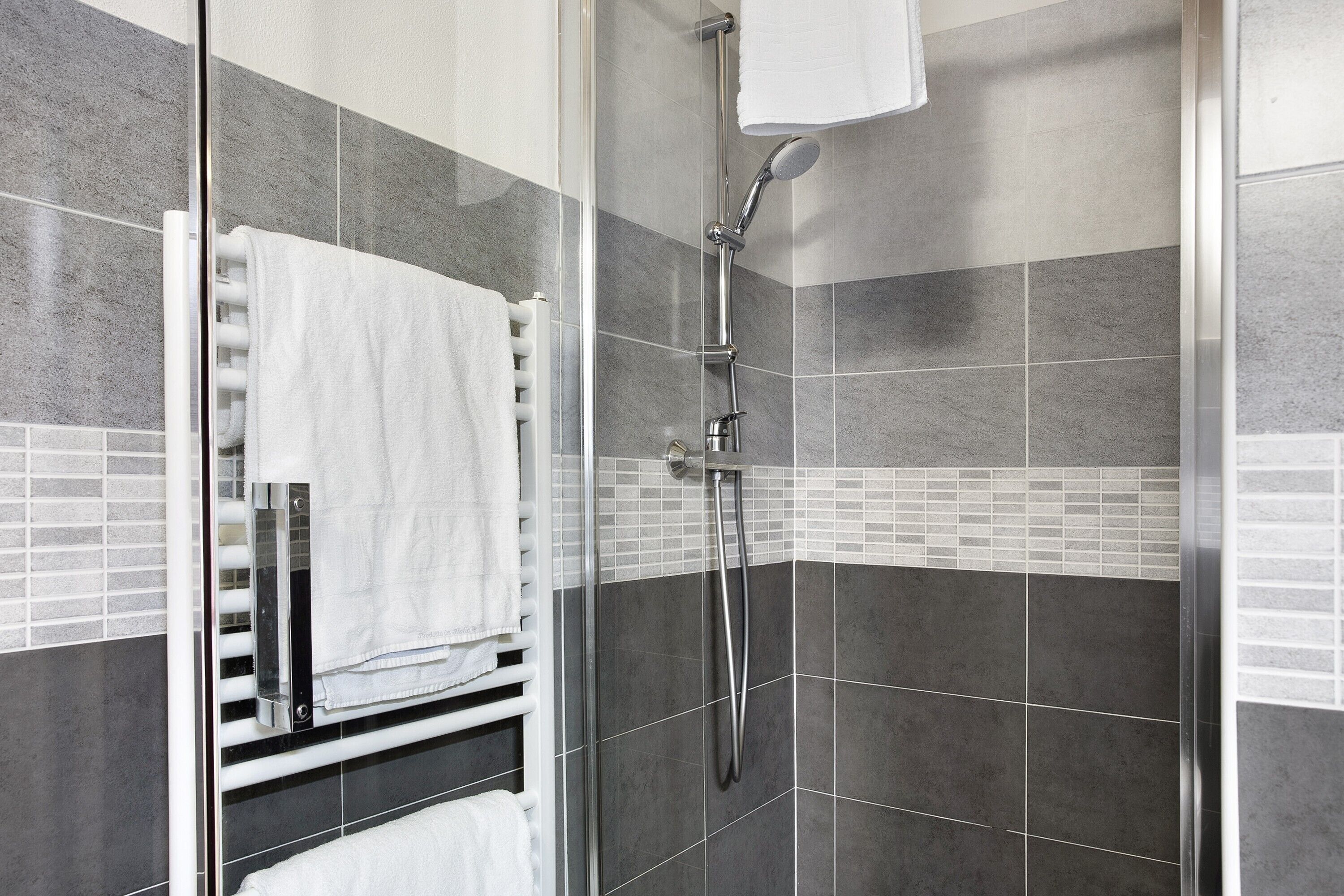 Dusche, Haartrockner, Handtücher