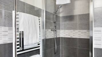 Dusche, Haartrockner, Handtücher