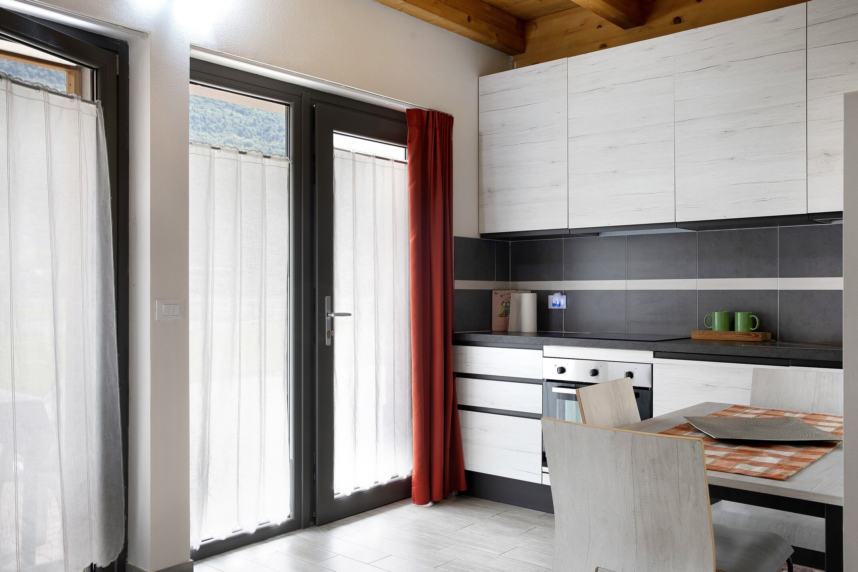 Frigorifero, forno, piano cottura, lavastoviglie