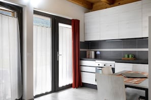 Fridge, oven, stovetop, dishwasher