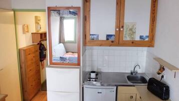 Frigorifero, microonde, piano cottura, macchina per tè/caffè