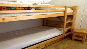 2 bedrooms, iron/ironing board, bed sheets, wheelchair access